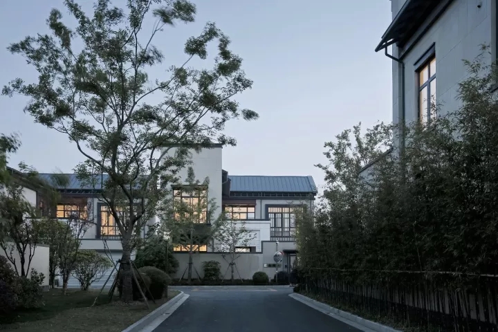 内侧构筑单体的院落普遍安设于构筑和路路之间以；に矫苄