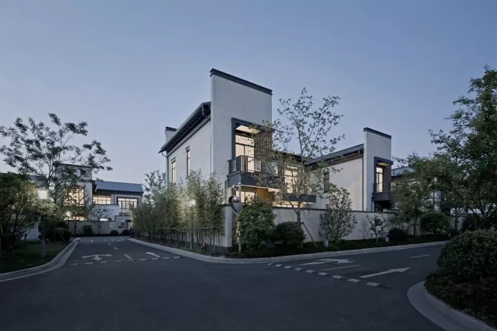 院内景观对公共区域可见，但并不滋扰使用者的私密需要